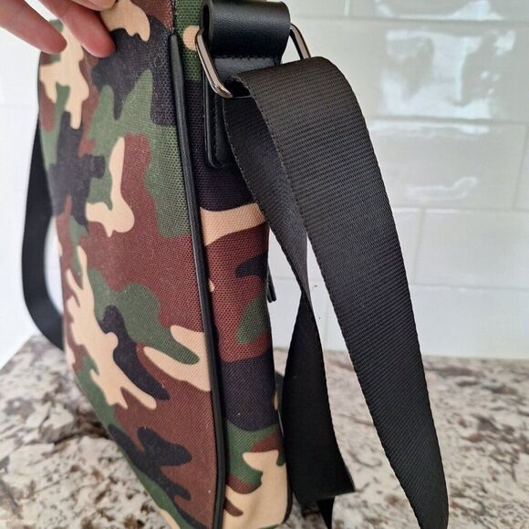GUESS Camo Men’s Bag - Picture 3 of 10